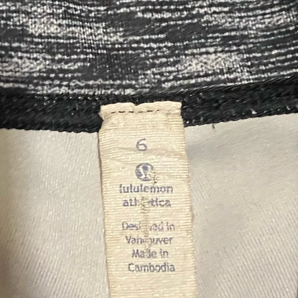 Lululemon hot crop dramatic static leggings